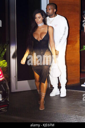 MIAMI BEACH, FL - SEPTEMBER 17: Kim Kardashian hat Kanye West auf dem Weg zu seinem Miami Konzert in die Luft gezerfelt, als sie ein tiefes, schiere schwarzes Kleid und einen diamantbesetzten Choker trug, der der Fantasie am 17. September 2016 in Miami Beach, Florida, wenig hinterließ. Personen: Kim Kardashian, Kanye West Stockfoto