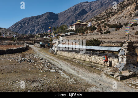 Gebetsmühlen und mani Mauer in der tibetischen Stein Ortschaft ngawal, Annapurna Circuit, Nepal Stockfoto