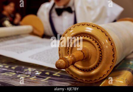 Alte Torarolle Buch schließen bis detail jüdische Bücher der Tora in der Synagoge Stockfoto