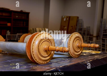 Die hebräischen handgeschriebenen Tora, talmud Blättern auf eine Synagoge verändern, die jüdischen Feiertage. Stockfoto