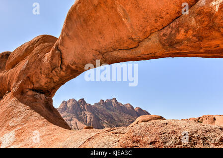 Landschaft mit massiven Granit arch im spitzkoppe in der Namib Wüste von Namibia. Stockfoto