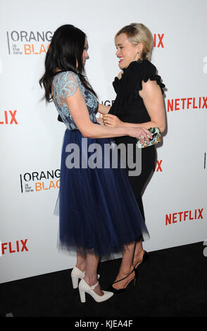 NEW YORK, NY – 16. JUNI: Laura Prepon, Taylor Schilling besucht die Premiere von Orange is the New Black am SVA Theater am 16. Juni 2016 in New York City Stockfoto