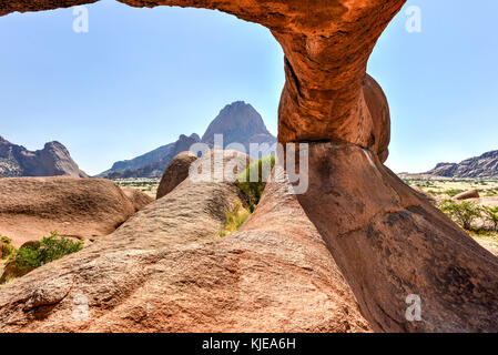 Landschaft mit massiven Granit arch im spitzkoppe in der Namib Wüste von Namibia. Stockfoto