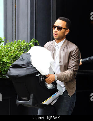 New York, NY - 17. Mai: John Legend und neue Tochter Luna, wie sie ihre Wohnung am 17. Mai 2006 in New York City verlassen. Leute: John Legend, luna Legende Stockfoto