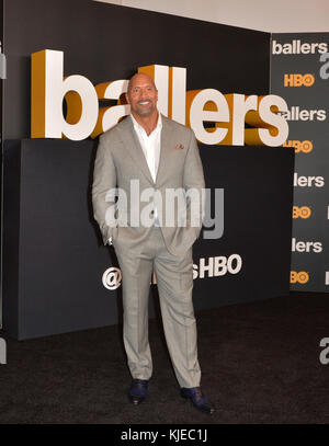 MIAMI BEACH, FL - JULI 14: Dwayne Johnson nimmt am 14. Juli 2016 an der Premiere und dem Empfang der HBO Ballers Staffel 2 Red Carpet im New World Symphony in Miami Beach, Florida Teil. Personen: Dwayne Johnson Stockfoto