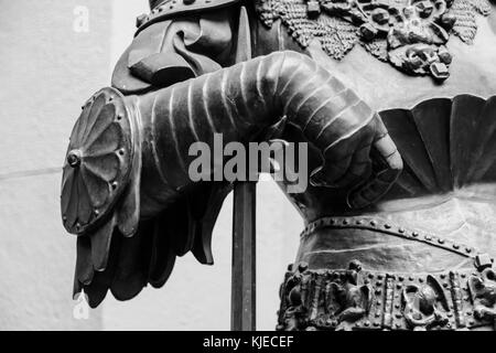 Hand in Rüstung der mittelalterlichen Ritter Statue Stockfoto