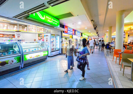 Zwei jungen chinesischen Frauen gehen durch einen Food Court, Cairns, Far North Queensland, FNQ, QLD, Australien Stockfoto