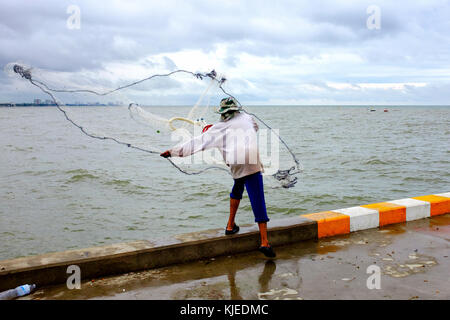 Fischer in Saphan Pla, der Fishing Pier von Hua Hin, Thailand Stockfoto