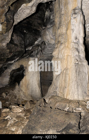 Natürliche Höhle Spalten wie Statuen Stockfoto