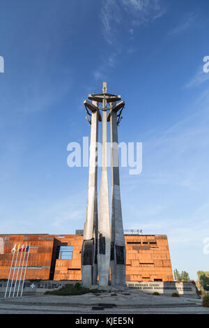 Denkmal für die gefallenen Werftarbeiter von 1970 an solidarnosti Platz vor der europäischen Solidarität Center in Danzig, Polen, an einem sonnigen Tag. Stockfoto