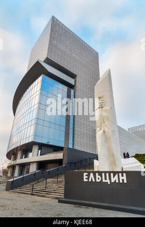 Jekaterinburg, Russland - 11. November 2017: Denkmal für Yeltsinof in der Nähe von Boris Jelzin Presidential Center ist Sozial-, Kultur- und Bildungszentrum. Es Stockfoto