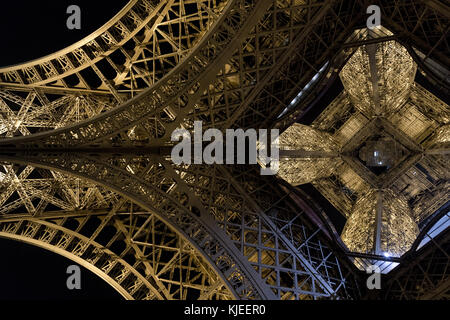 Eiffel-Turm von unten gesehen Stockfoto