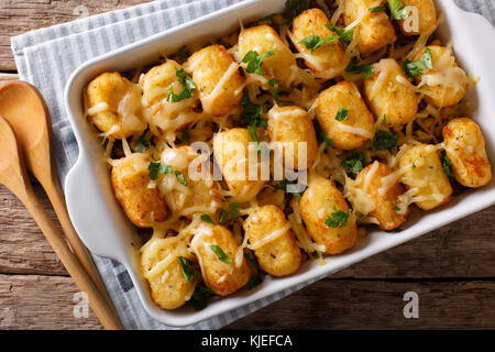 Gebackene Tater Tots mit Hackfleisch, Mais und Käse close-up auf dem Tisch. horizontal oben Ansicht von oben Stockfoto