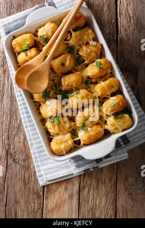 Gebackene Tater Tots mit Hackfleisch, Mais und Käse close-up auf dem Tisch. Senkrechte Draufsicht von oben Stockfoto