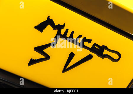 St. Petersburg, Russland - November 6, 2017: Emblem von Lamborghini Miura Sportwagen ist am hinteren Teil der Karosserie montiert. closeup Foto mit selektiven f Stockfoto