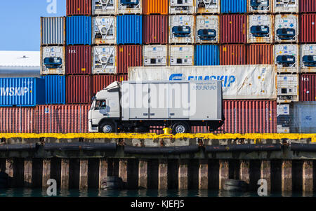 Reykjavik, Island - 4. April 2017: Lkw steht in der Nähe gestapelt Cargo Container im Hafen Stockfoto