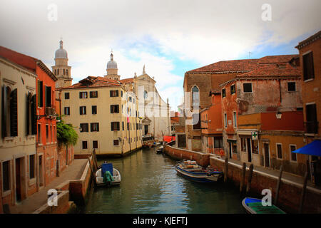 Skyline von Venedig und die Kirche von Saint Raphael Engel in Venedig, Italien. Diese Kirche war einer der acht Kirchen in Venedig von St gegründet. Magnus von oderzo Stockfoto