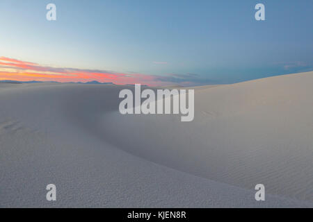 Sanddünen in der Wüste bei Sonnenuntergang Stockfoto