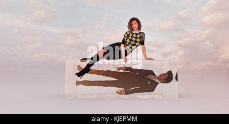 Zuversichtlich Geschäftsfrau sitzen auf Würfel mit Geschäftsmann nach innen eingeschlossen Stockfoto
