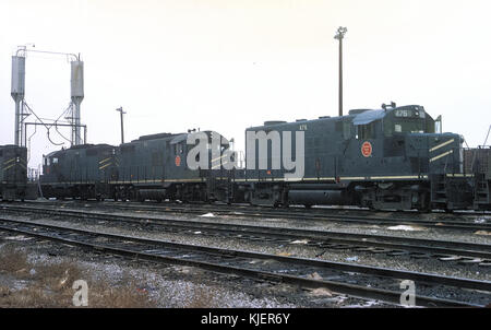 Missouri Pacific 476 (GP 20) über Alco Trucks in CCI Yard Center, Dolton, IL am 22. Dezember 1969 (22511947092) Stockfoto