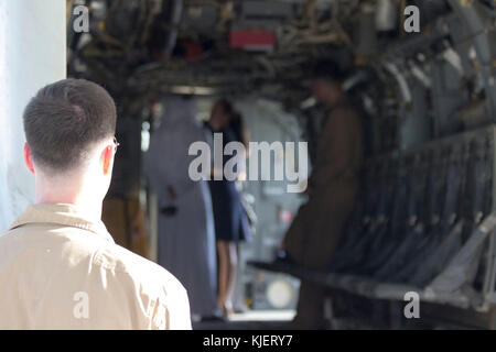 DUBAI WORLD CENTRAL FLUGHAFEN, VEREINIGTE ARABISCHE EMIRATE - Kapitän Kevin Miller, ein MV-22 B Osprey Pilot mit Marine Medium Tiltrotor Squadron 161 (verstärkt), 15 Marine Expeditionary Unit als Airshow Gönner Tour eine MV-22 Osprey B bei einer statischen Anzeige an der Dubai Airshow, Nov. 14, 2017. Der fischadler ist eine gemeinsame Dienstleistung Mehrzweck-kampfflugzeug Nutzung tiltrotor Technologie der vertikalen Leistung von einem Hubschrauber mit der Geschwindigkeit und Reichweite eines Flugzeugen in globale Reichweite Fähigkeiten, die es ihm erlauben, eine Nische im Gegensatz zu anderen Luftfahrzeugen zu füllen, die sich zu kombinieren. Die duba Stockfoto