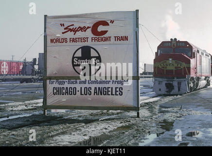 Die FP45-Lokomotiven der Atchison, Topeka and Santa Fe Railway, Nummern 100 und 102, mit der SUPER C, verlassen den Corwith-Yard in Chicago, Illinois, auf ihrer Jungfernfahrt am 17. Januar 1968. Stockfoto