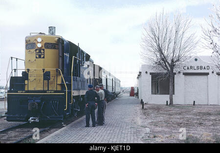 Sfrd 2879 ein Kessel, der GP7 ausgestattet mit Zug 26, der Pecos Tal Streamliner über Carlsbad, NM Bally Grorge Boynkin, Gunter und Feuerwehrleute am 22. März 1967 (22704020411) Stockfoto