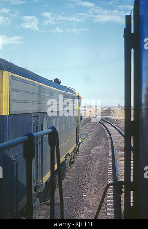 Sfrd vorbei F7s von northbound Fracht in Geep 2879 Zug 26 Ziehen der Pecos Tal Streamliner an Chisum, NM am 22. März 1967 (22735110301) Stockfoto