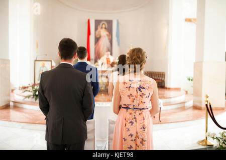 Paare, die in der Kirche warten Stockfoto