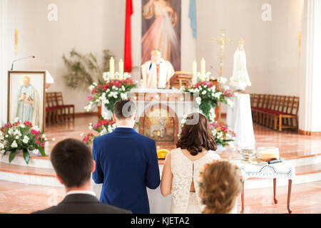 Paare, die in der Kirche warten Stockfoto