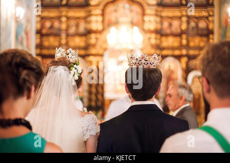 Paar tragen Kronen in der Kirche Stockfoto