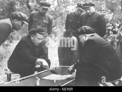 Zhu De und Peng Dehuai spielen Brettspiele Stockfoto