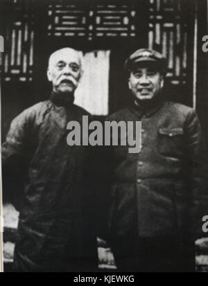 Das Foto zeigt Peng Zemin und Zhu de, prominente Persönlichkeiten der chinesischen Geschichte. Beide waren während der chinesischen Revolution und bei der Gründung der Volksrepublik China Schlüsselführer und spielten eine entscheidende Rolle bei der politischen und militärischen Entwicklung des Landes. Stockfoto