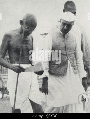 Jawaharlal Nehru mit Mahatma Gandhi während einer Sitzung der Arbeitsgemeinschaft der Kongress in Wardha Stockfoto