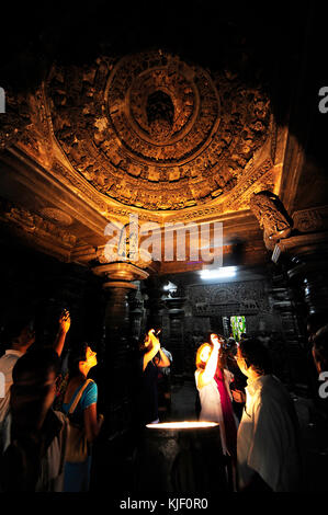 Touristen im Inneren des Chennakesava Tempel, Belur, Karnataka, Indien Stockfoto