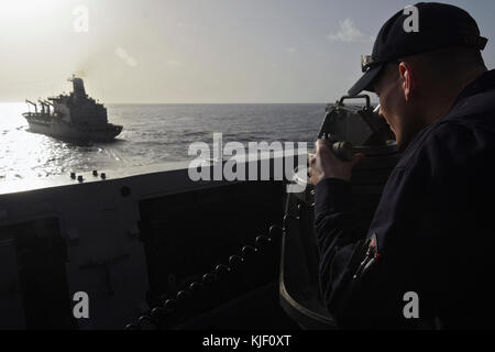 MITTELMEER (Nov 16, 2017) - Chief Engineman Dan McKay, aus Dumas, Texas, steht Wache als der conning Officer an Bord der San Antonio-Klasse amphibischen Transport Dock Schiff USS San Diego (LPD 22) als das Schiff nähert sich der Flotte Nachschub Öler USNS Leroy Grumman (T-AO 195) für eine Nachschub-auf See 16. November 2017. San Diego wird zusammen mit der America Amphibious Ready Group und der 15. Marine Expeditionary Unit eingesetzt, um maritime Sicherheitsoperationen und Sicherheitskooperationen im Einsatzgebiet der 6. US-Flotte zu unterstützen. (USA Navy Foto von Chief Mass Communi Stockfoto