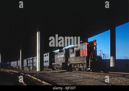 SP 3188 unter den 280 Freeway in San Francisco, September, 1984 Stockfoto