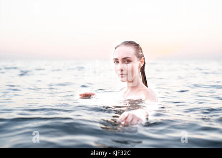 Portrait der ernsten Lage Frau schwimmen Stockfoto
