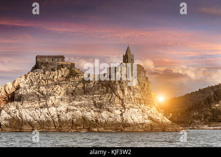 Burg auf dem Felsen in der Nähe des Flusses bei Sonnenuntergang Stockfoto