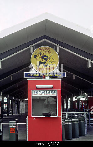 Long Island RR Token Stand mit Schneidigen Dan logo, zur Messe in New York World's 1964 1965 nur 50 Cent, Shuttle, September 1964 (26293991513) Stockfoto