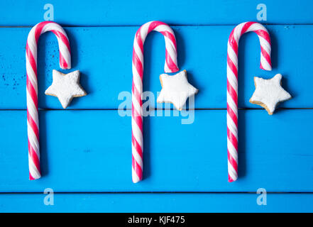 Weihnachten Zusammensetzung mit sternförmigen Lebkuchen Kekse und Süßigkeiten auf blauem Hintergrund Stockfoto