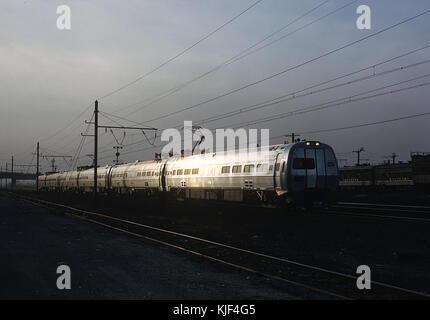 Penn Central Zug 2000, die metroliner auf der Eröffnungs-Lauf von Metroliners vorbei Ivy City Terminal, Washington DC am 16. Januar 1969 (23271943613) Stockfoto