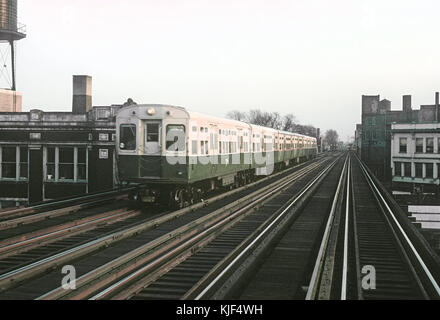 CTA northbound B-Zug Jackson Park Howard Zug mit den ersten und letzten beiden Autos in neue grüne und weiße Lackierung, Chicago, IL April 9, 1966 (25793752742) Stockfoto