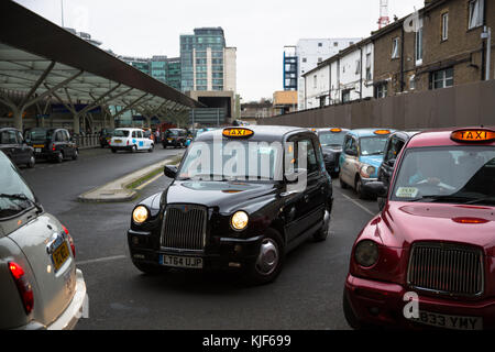 Die schwarzen Taxis aufgereiht außerhalb Bahnhof Paddington - London, Großbritannien Stockfoto