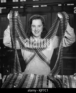 Kanadische Frau Munition Arbeiter dargestellt mit Gürtel von 303-mm-Munition im Werk in Quebec abgedeckt Stockfoto