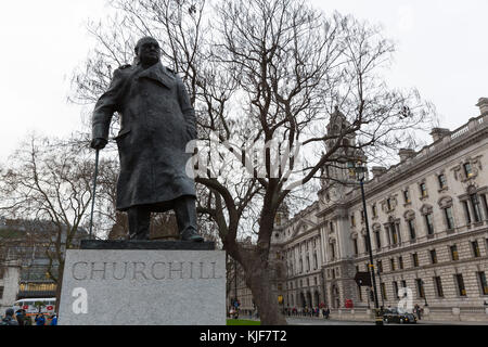 Statue von Winston Churchill in Parliament Square - London, England - Großbritannien Stockfoto