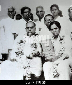 Dr Babasaheb Ambedkar mit seiner zweiten Frau Dr. Savita Ambedkar, Holding eine Statue des Buddha, während das Dhamma Diksha Zeremonie in Nagpur. Oktober 14, 1956 Stockfoto