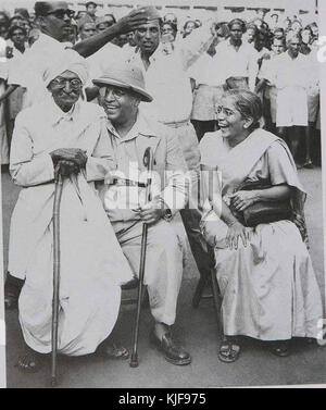 Rao Bahadur SK Bole Aktien einen hellen Moment mit Dr Babasaheb Ambedkar, der ihn auf seinen Schoß, mit Dr Maisaheb Ambedkar neben ihm, als der ehemalige konnte nicht einen Platz an einer Funktion in Mumbai auf Nove 0010 organisierte finden Stockfoto