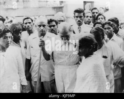 Dr. Babasaheb Ambedkar und Savita Ambedkar unter seinen Anhängern Stockfoto