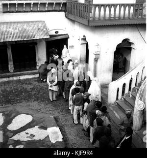 Muslimische Frauen Pardahnishin Wähler in einer Warteschlange befinden, bis sie an der Reihe sind ihre Stimme abzugeben in einer Wahlkabine in der Nähe von Jama Masjid, Delhi (1952) Stockfoto